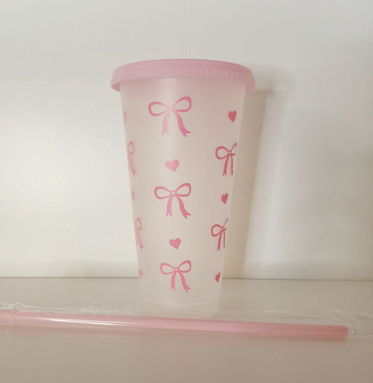 Vaso de plástico con lazos rosas